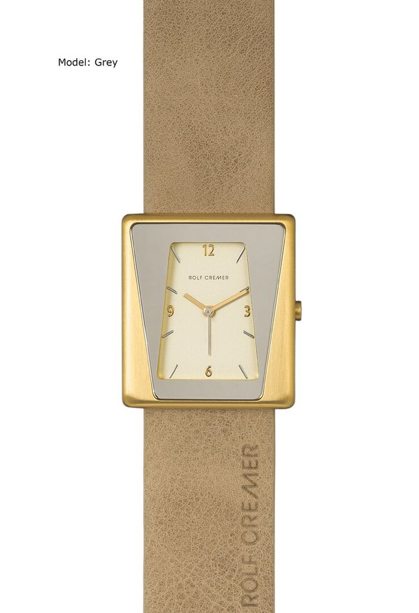 Montre carrée dorée avec un cadran beige et un bracelet en cuir gris.
