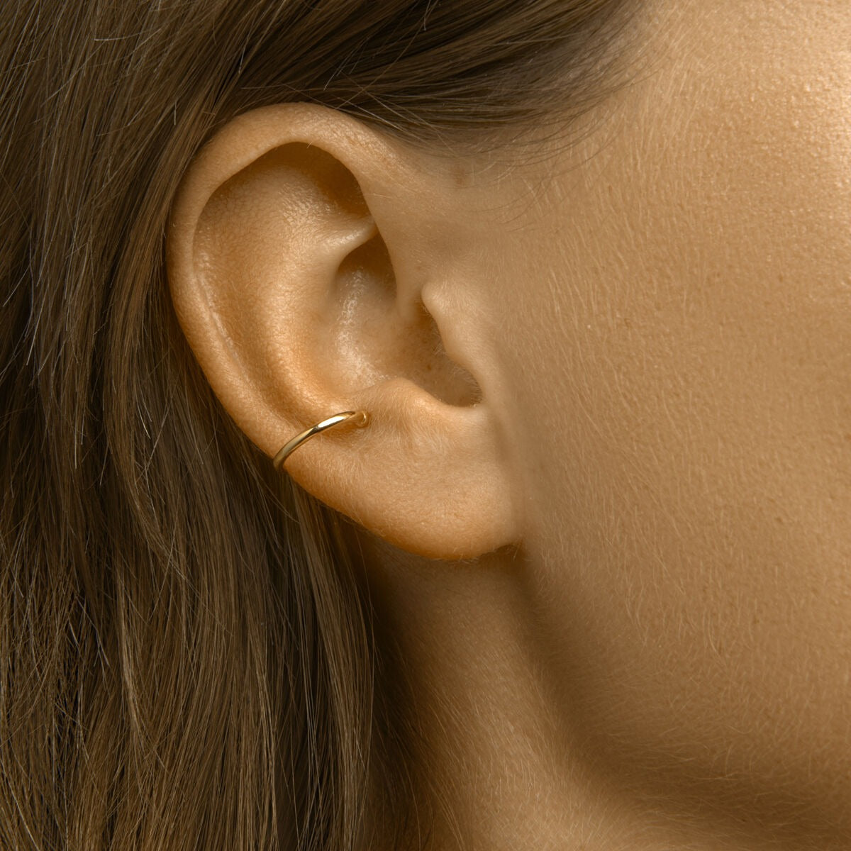 Ear cuff en argent plaqué or – accent moderne en couleur or