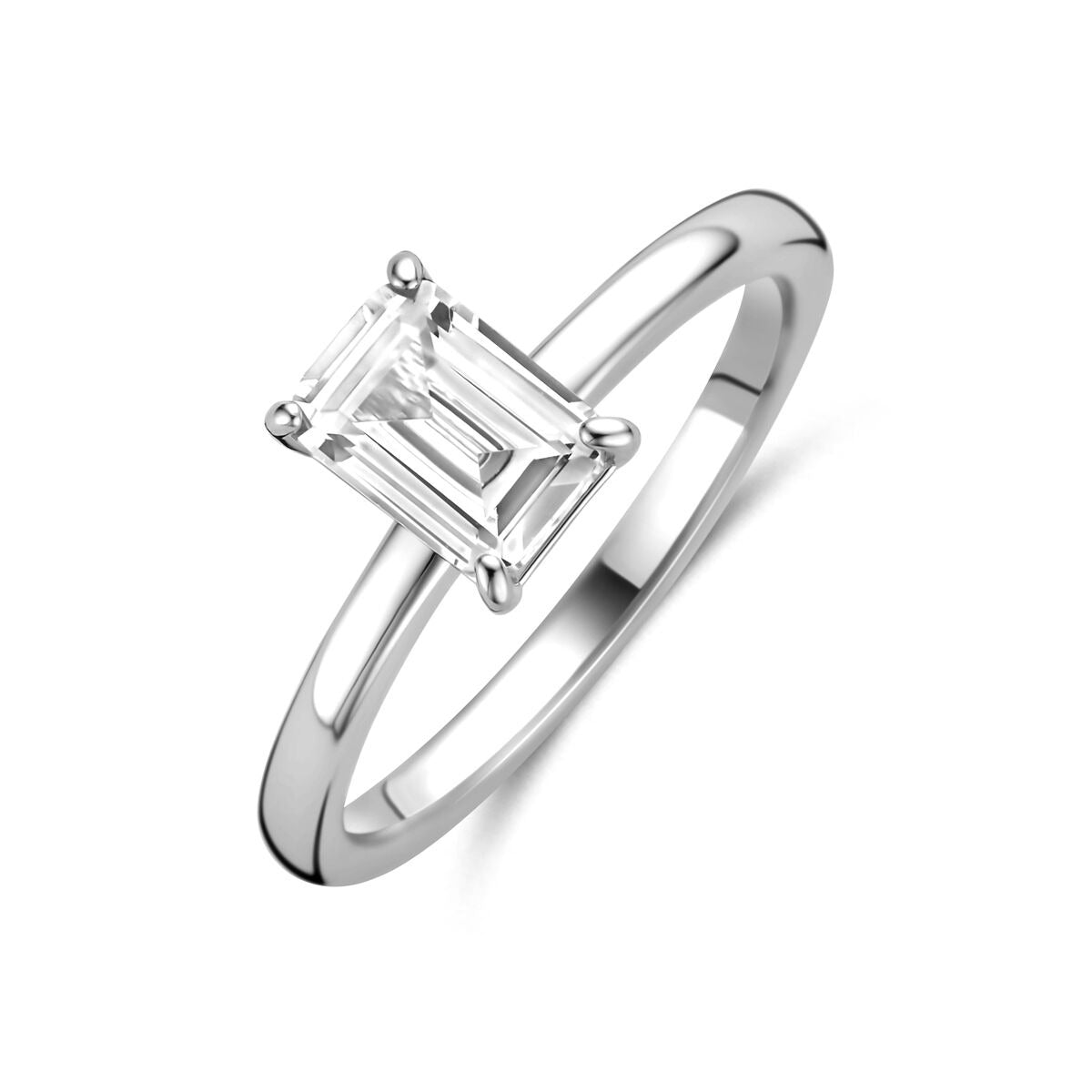 Bague en argent avec un zirconium taille émeraude.