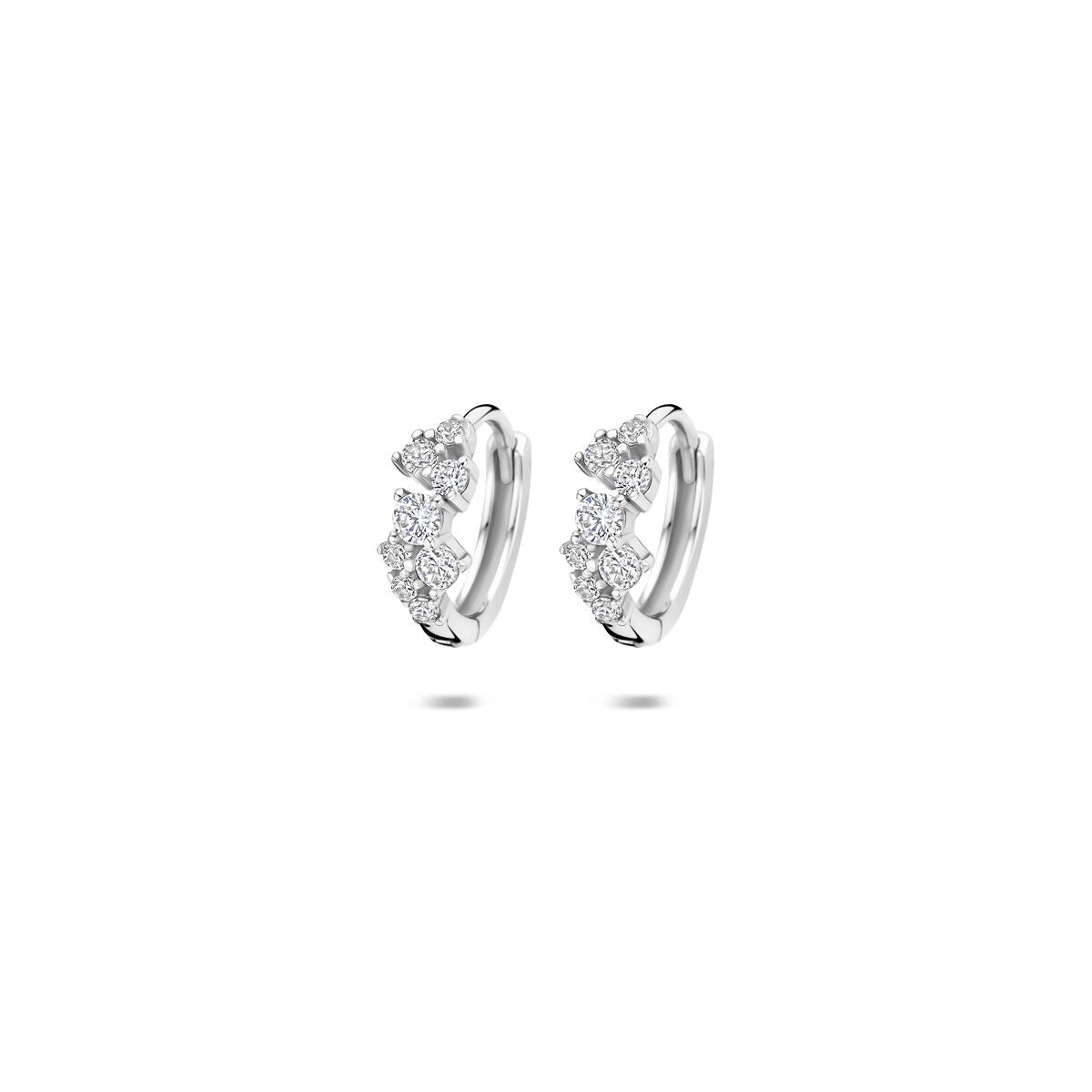 Boucles d'oreilles en argent rhodié avec zirconias, de forme arrondie et décorées de pierres brillantes.