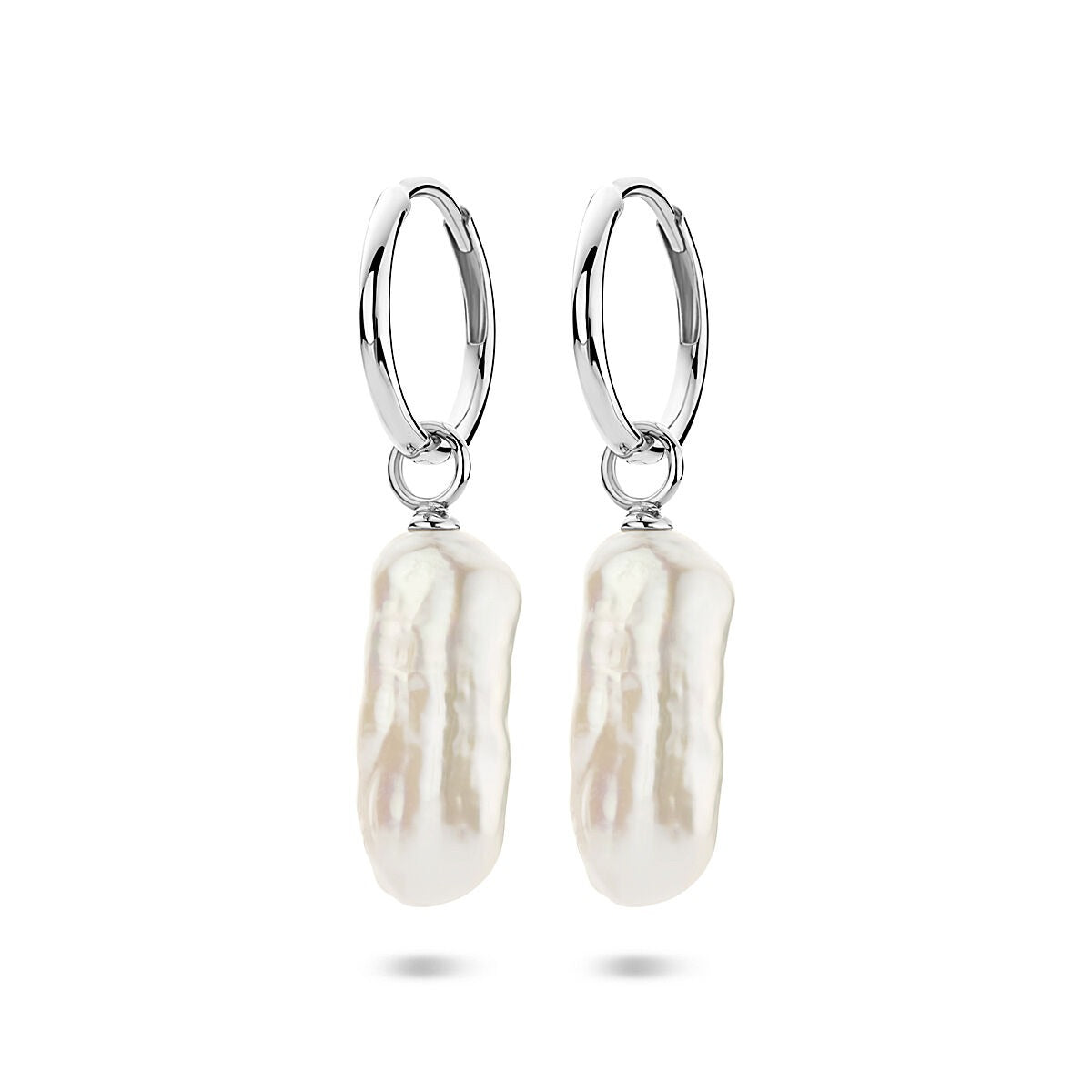 Boucles d'oreilles en argent rhodié avec perles blanches en forme irrégulière.