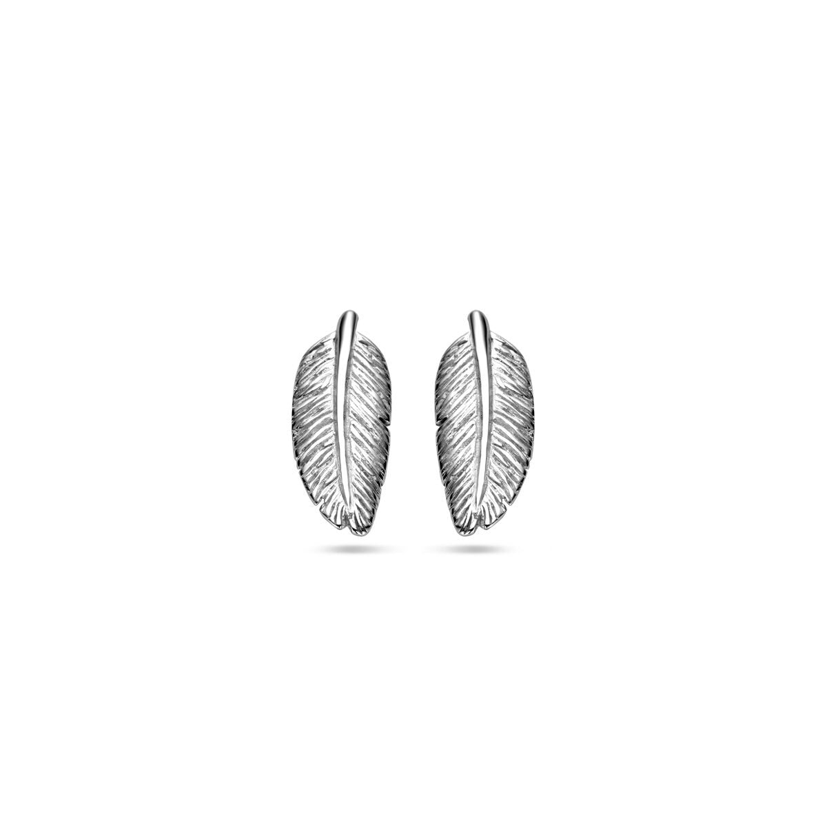 Boucles d'oreilles en argent rhodié en forme de plume avec des détails gravés.