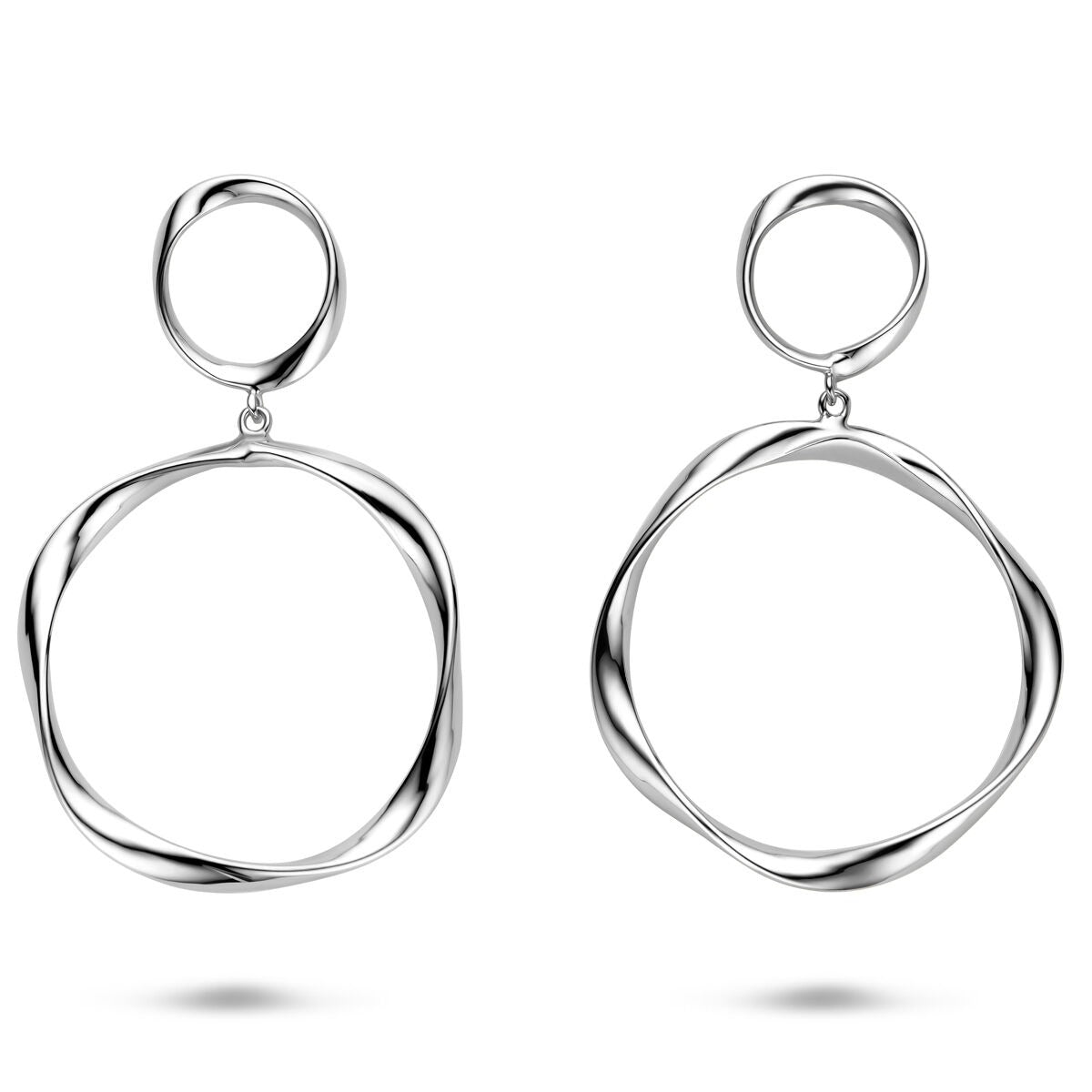 Boucles d'oreilles en argent rhodié, longueur élégante de 66 mm, avec une finition brillante et des formes ondulées.
