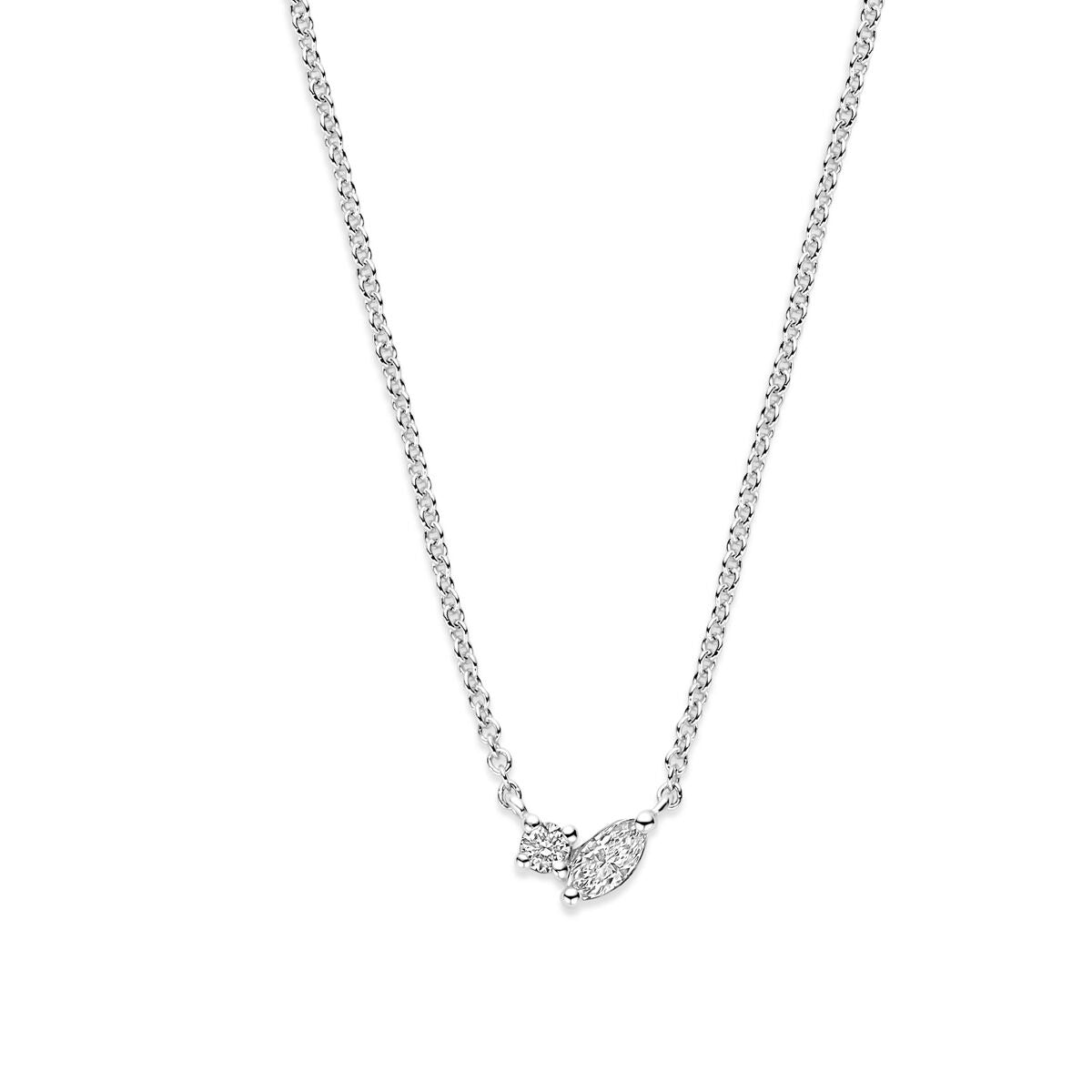 Collier en or blanc 14k avec un diamant marquise, chaîne délicate.