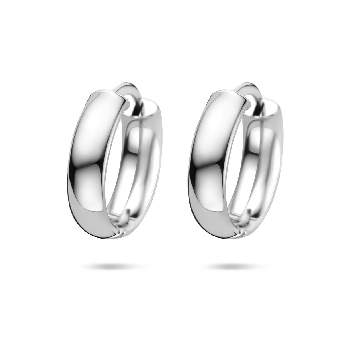 Boucles d'oreilles en argent rhodié avec une épaisseur de tube de 5 mm.