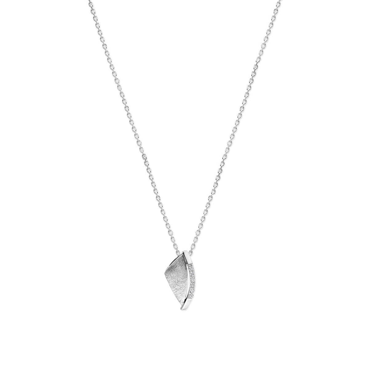 Collier en argent rhodié avec un pendentif en forme de feuille, orné de zirconiums.