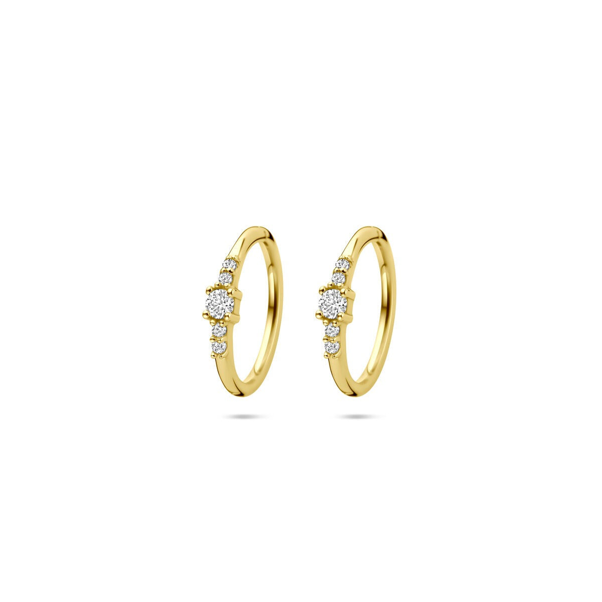 Boucles d'oreilles en or jaune 14k avec zircons, forme ronde et détails scintillants.