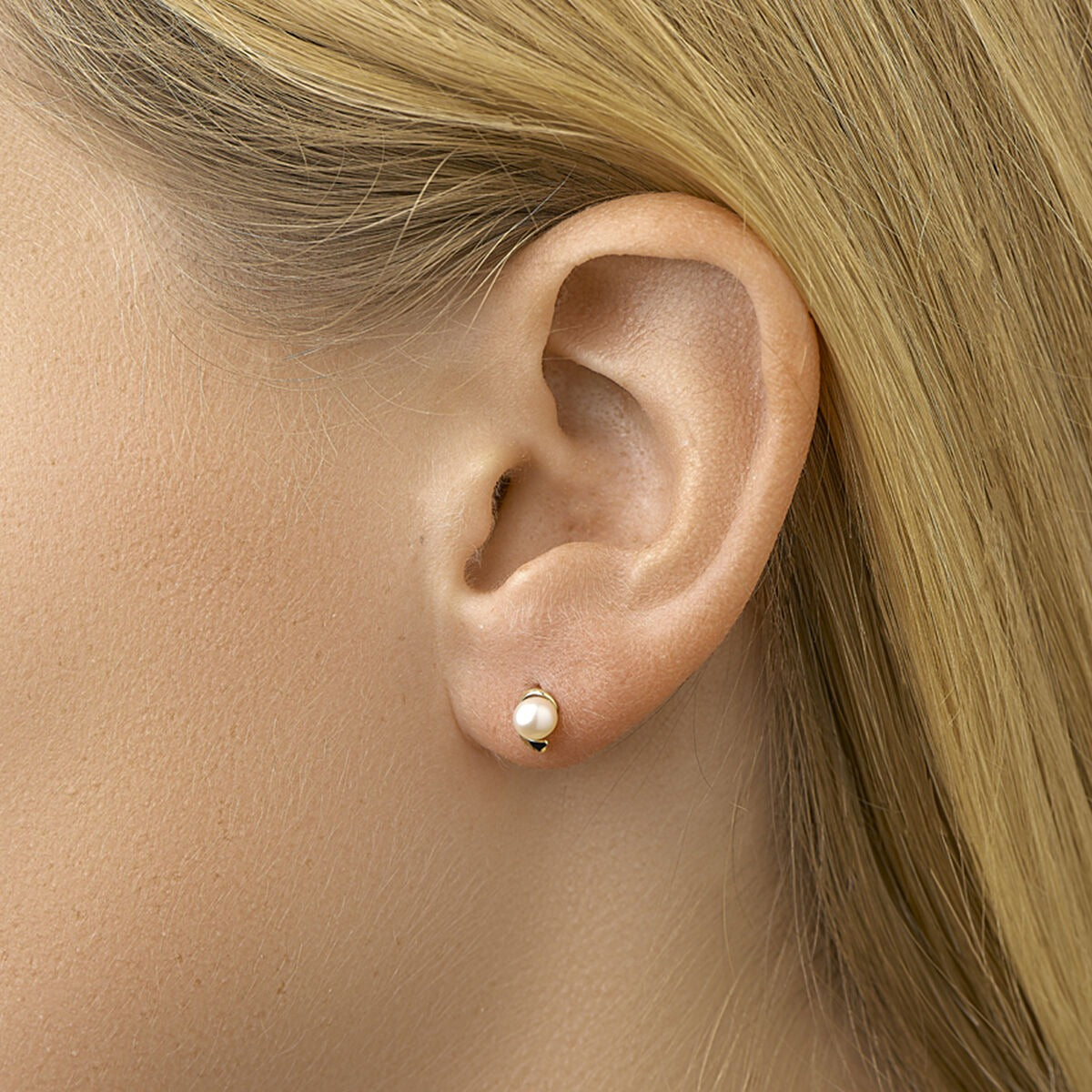 Puces d'oreilles en or avec perle d'eau douce – 14k