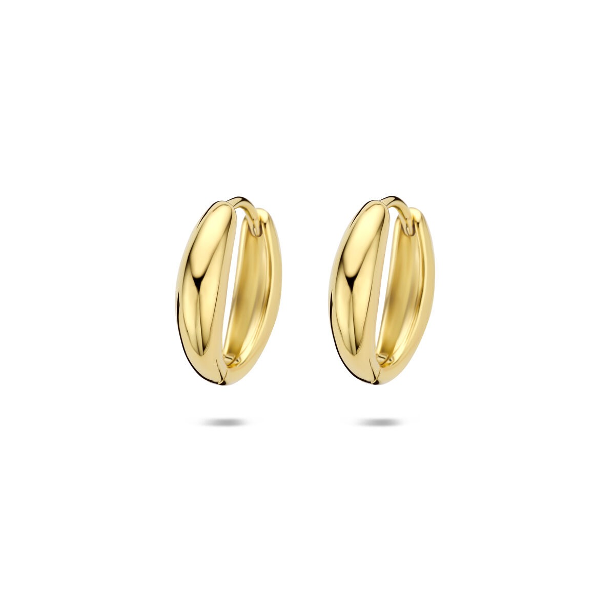 Boucles d'oreilles en argent jaune doré, de forme ovale avec une fente centrale.