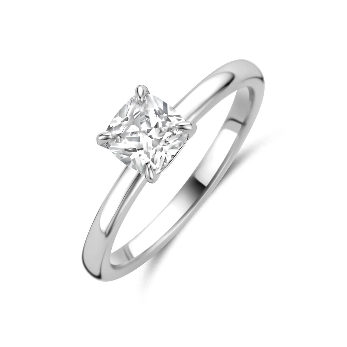 Bague en argent avec un zirconium taillé en brillant de 5,5 mm.