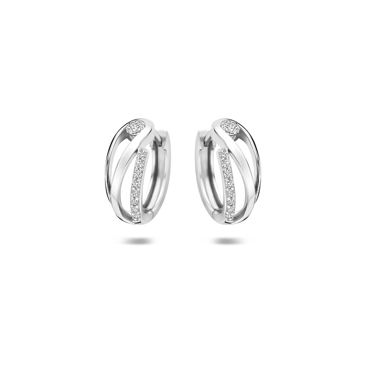 Boucles d'oreilles en argent rhodié avec zirkonia, au design entrelacé et brillant.