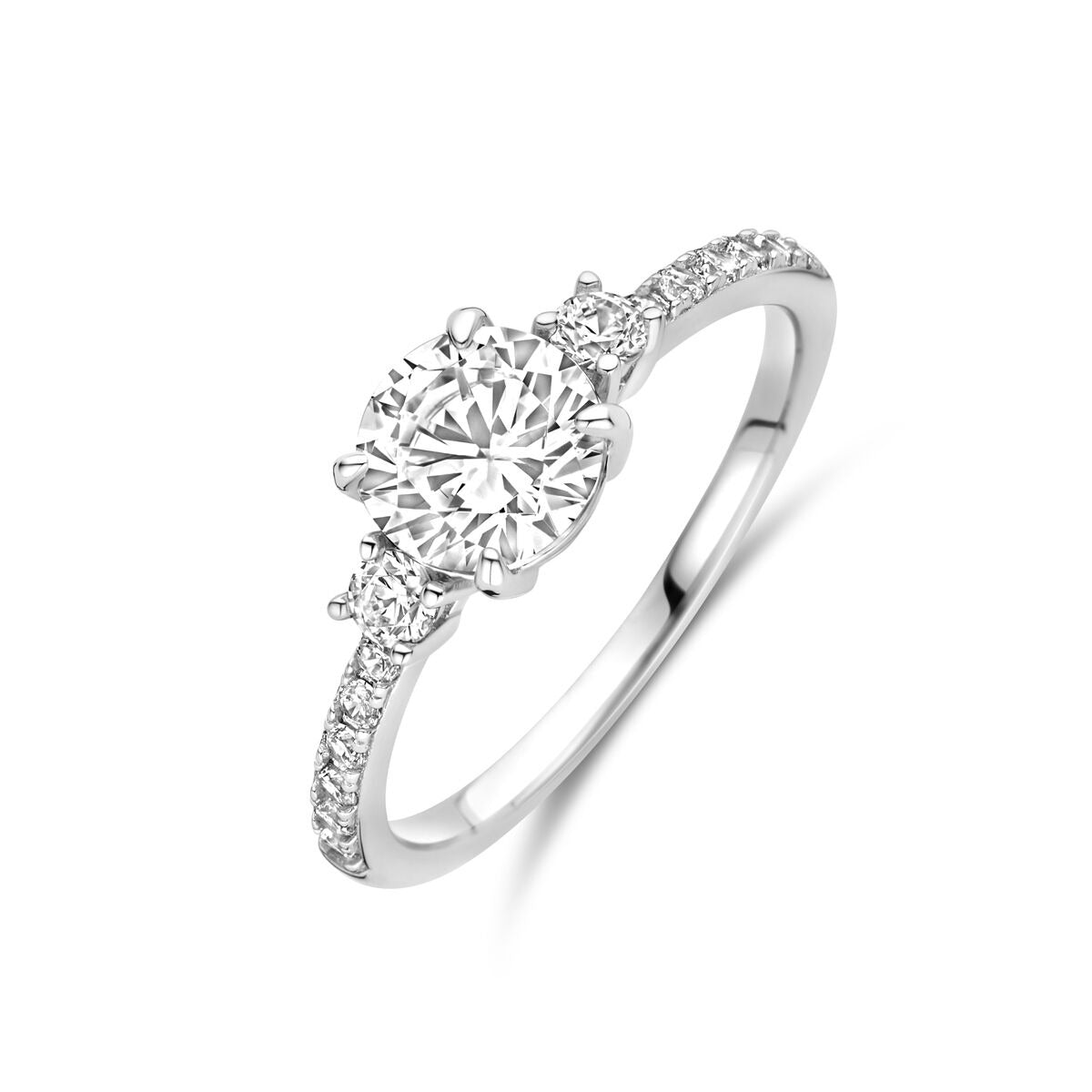 Zilveren damesring van gerhodineerd 925 zilver met een briljant geslepen zirkonia en kleine zirkonia's aan de zijkanten, 6,5 mm breed.
