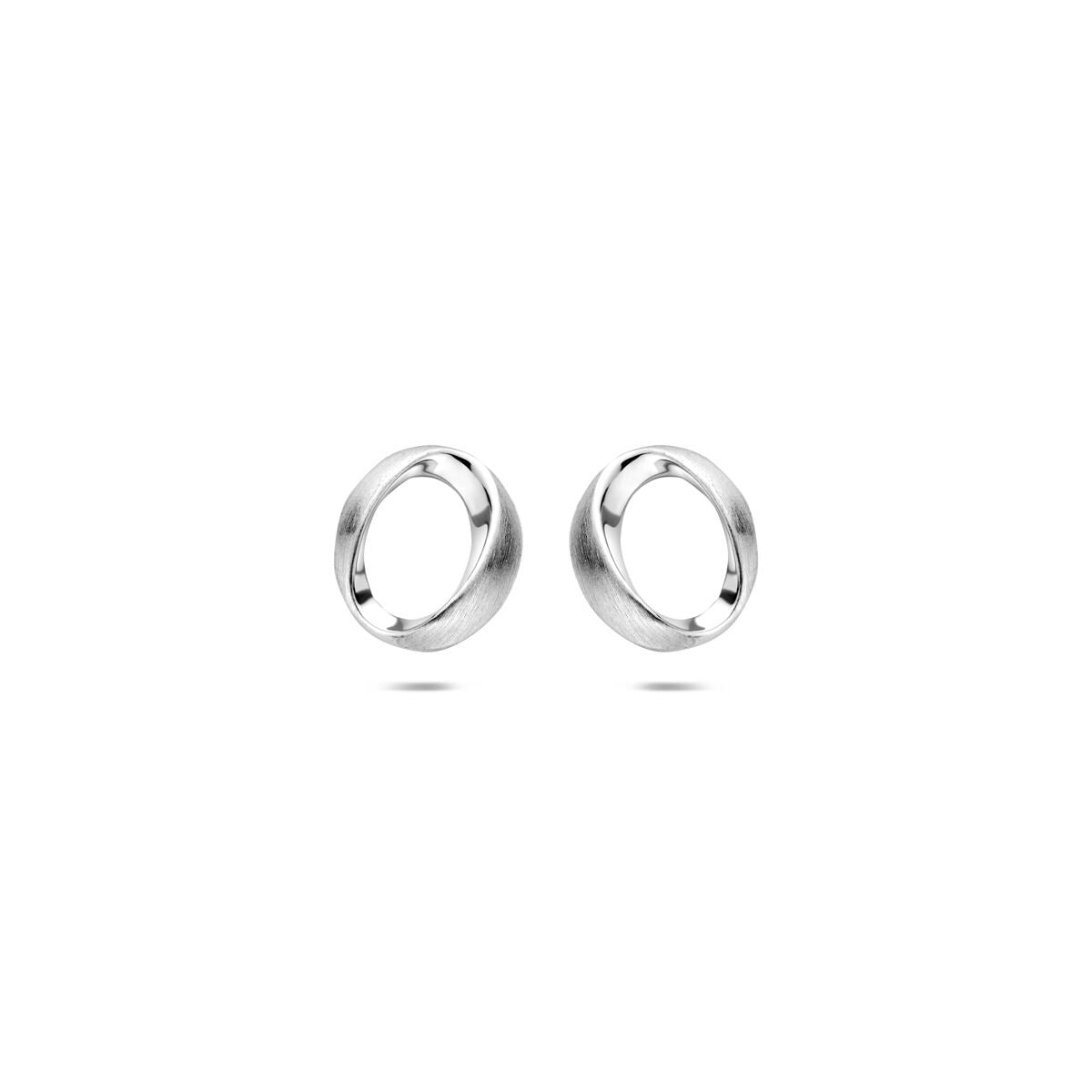 Boucles d'oreilles argentées, rhodiées, en forme de cercles lisses et brillants.
