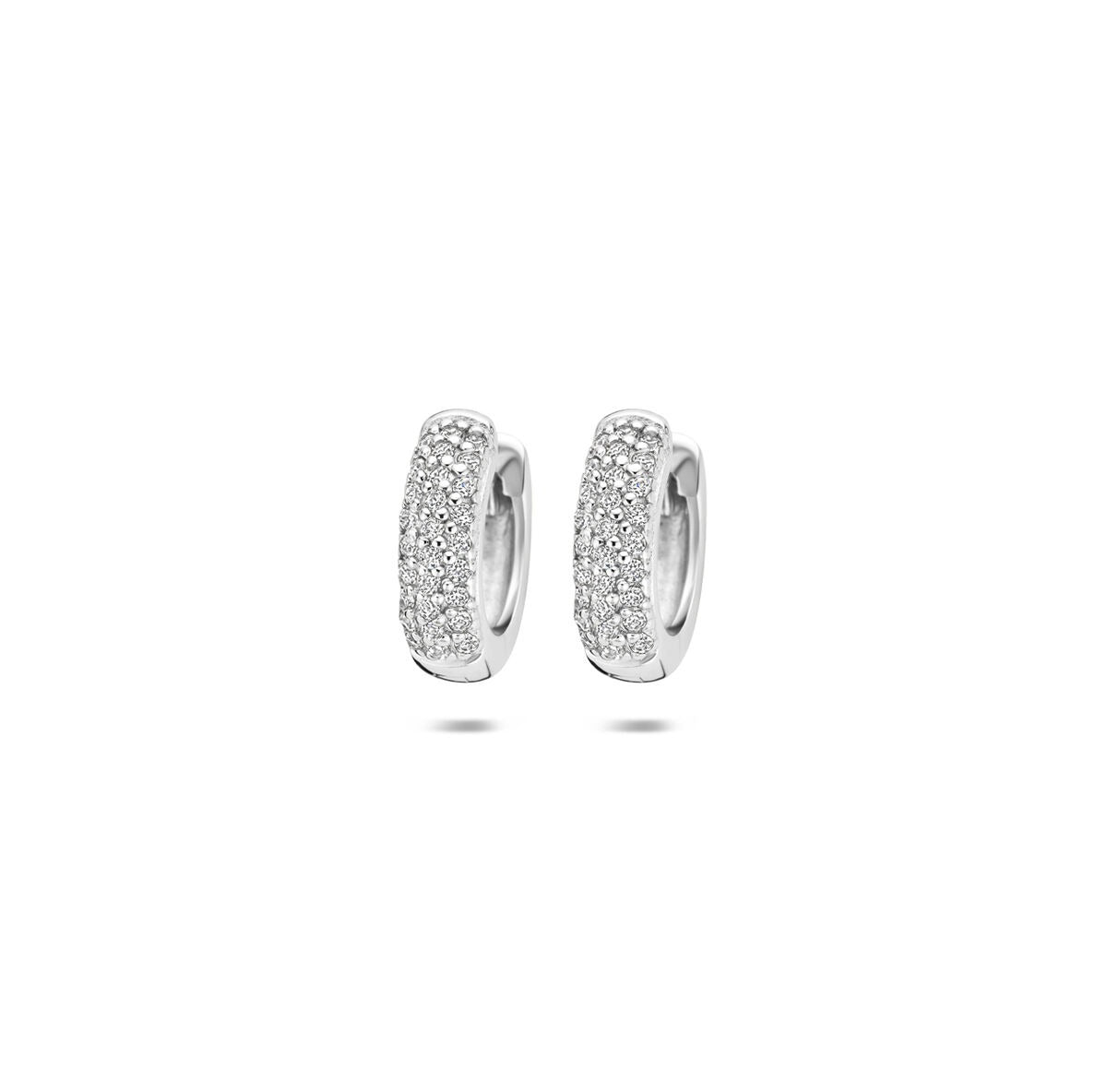 Boucles d'oreilles en argent 925 ornées de zirconiums, de forme légèrement courbée.