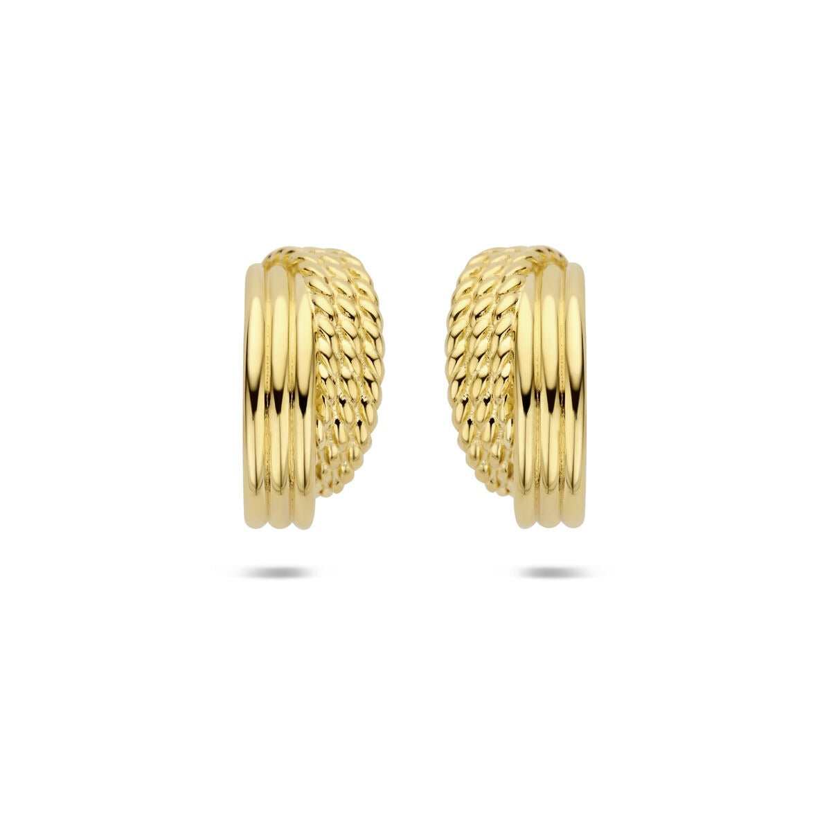 Boucles d'oreilles en argent jaune plaqué or avec un design tressé.