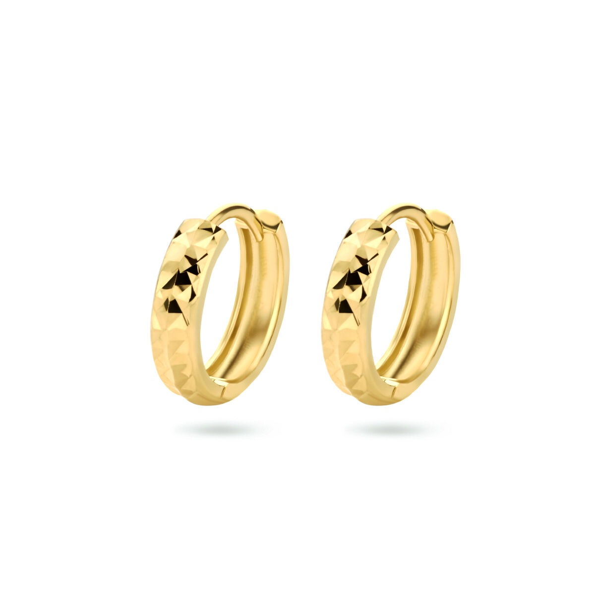 Boucles d'oreilles en or jaune 9 carats avec finition diamantée.