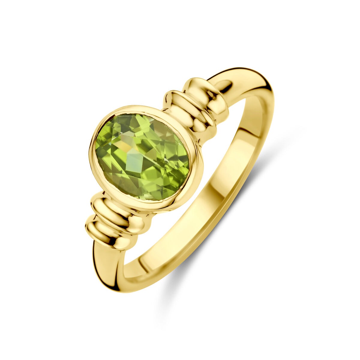 Bague en or 14 carats avec un péridot en forme ovale.