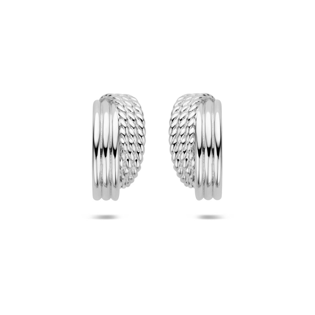 Boucles d'oreilles en argent rhodié avec un design tressé et des finitions brillantes.