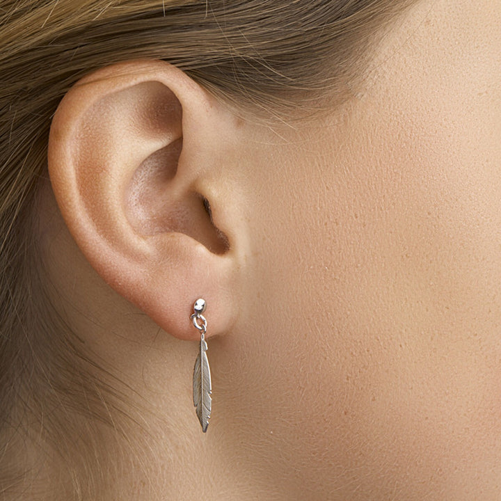 Zilveren oorhangers met veer – gerhodineerd 925