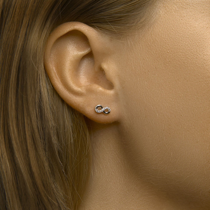 Gerhodineerde 925 zilveren infinity oorknoppen met zirkonia