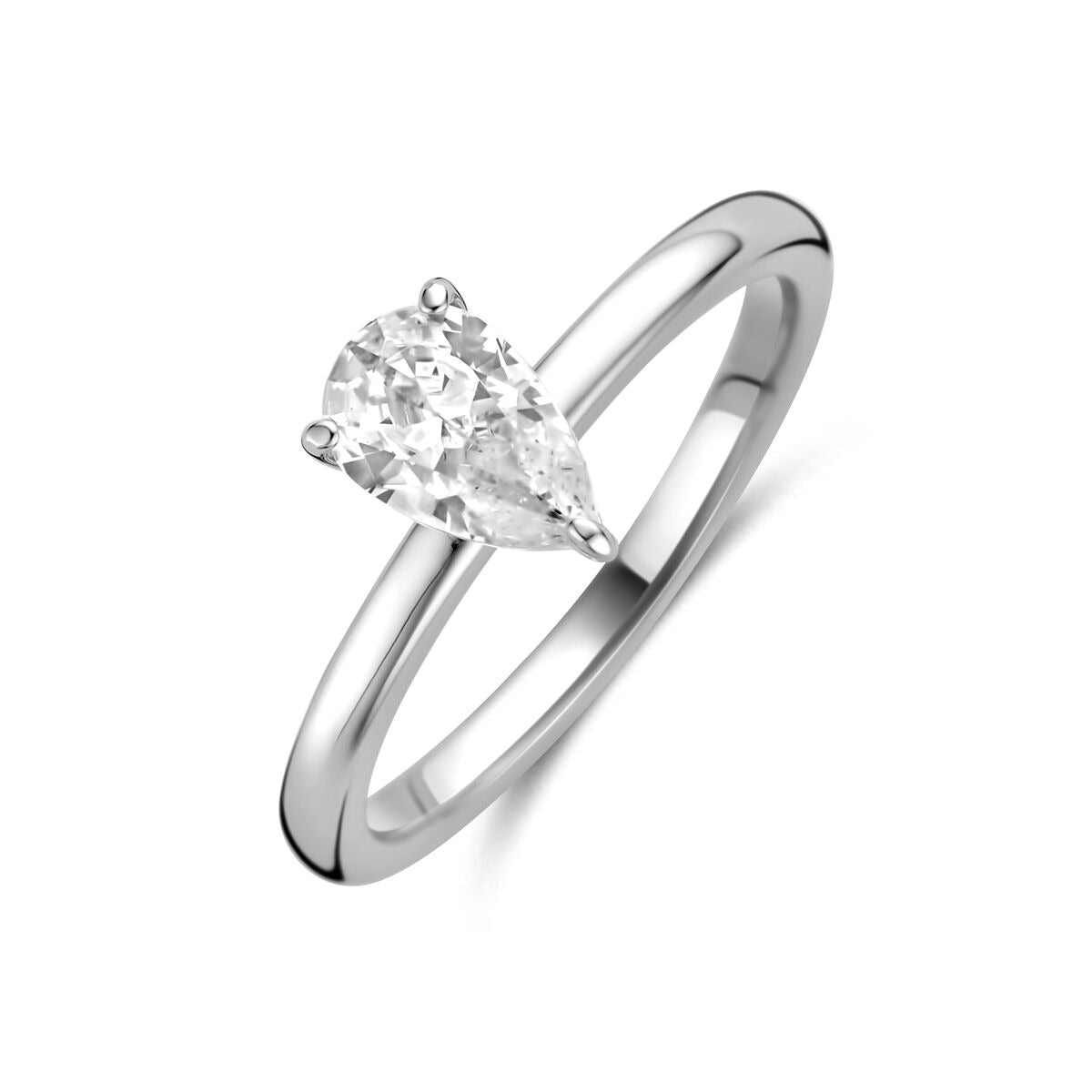 Bague en argent avec une zirconia taillée en poire.