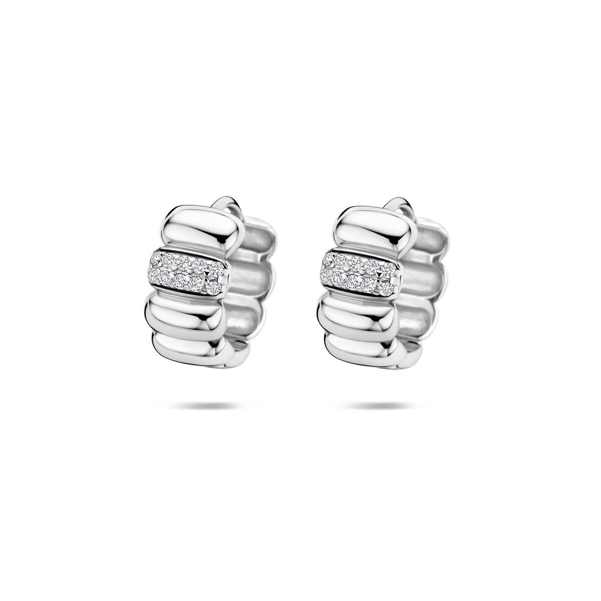 Boucles d'oreilles en argent rhodié avec zirconia, au design ondulé et brillant.