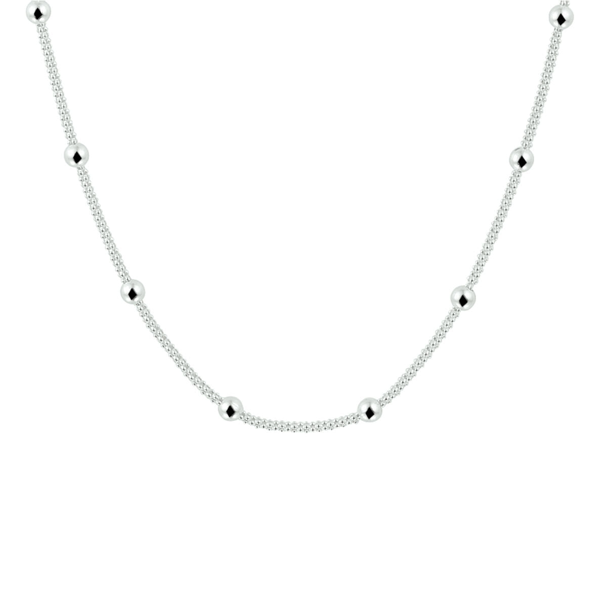Collier argenté tressé avec des billes.