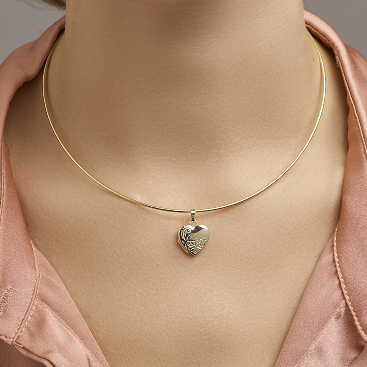 médaillon en or jaune en forme de cœur 14k