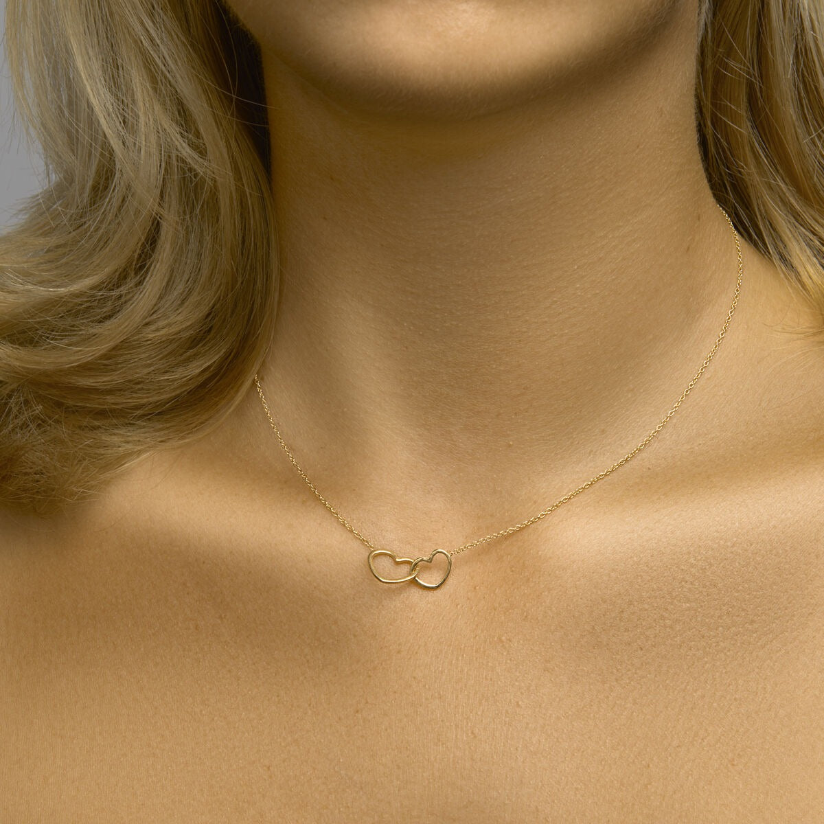 Collier en argent plaqué or avec deux cœurs