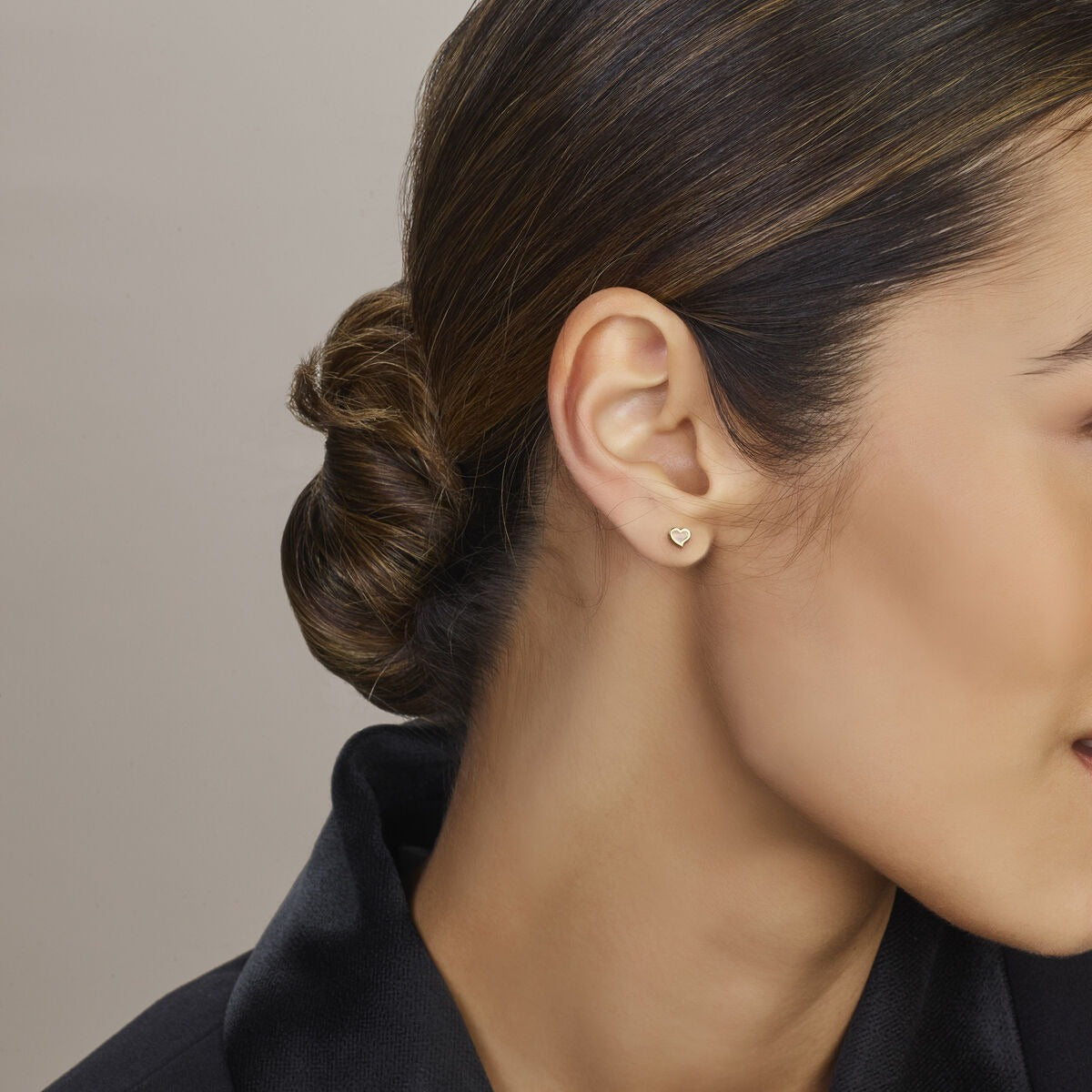 Puces d'oreilles en or jaune 14k en forme de cœur avec nacre