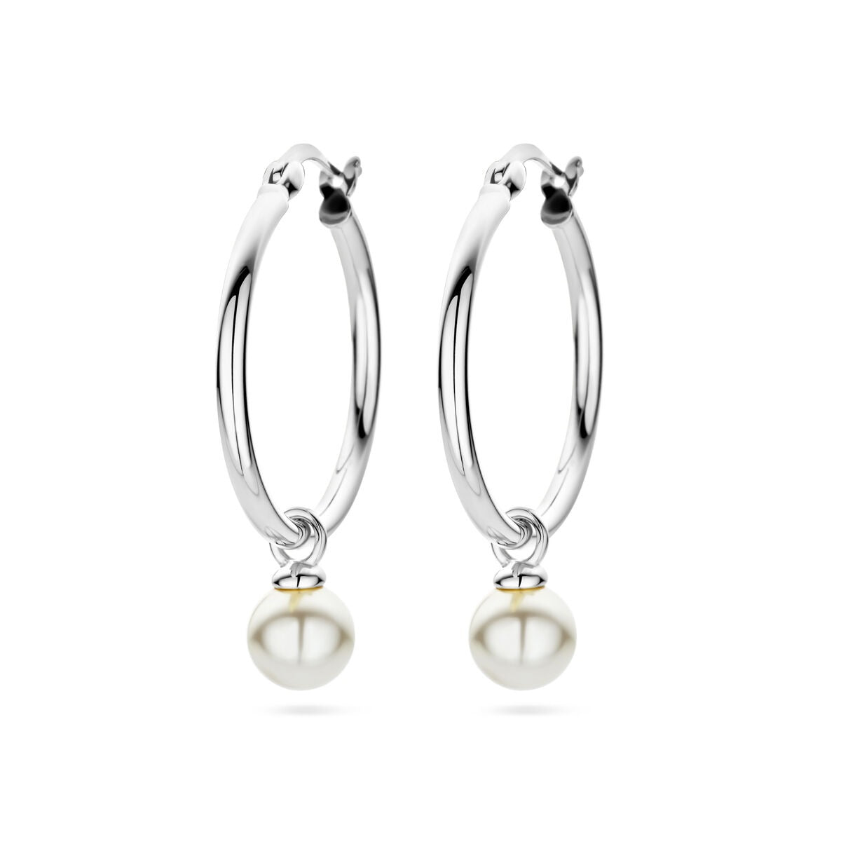 Boucles d'oreilles en argent rhodié avec perles blanches.