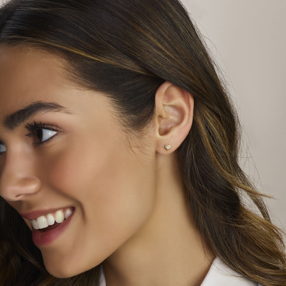 Puces d'oreilles en or jaune avec cœur et zircone – 14k