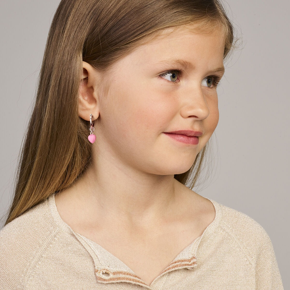 Boucles d'oreilles pour enfant en argent – rhodiées avec un cœur en émail rose