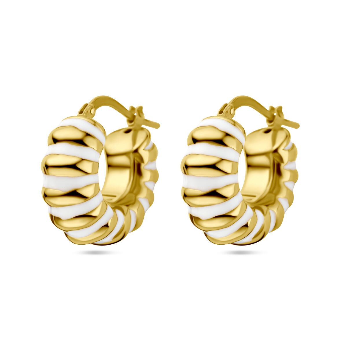 Boucles d'oreilles en argent doré à l'or jaune avec des détails en émail blanc.
