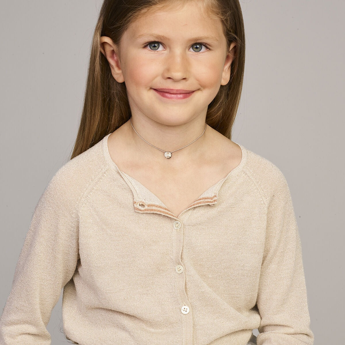 Collier pour enfant en argent avec pendentif trèfle – rhodié avec nacre rose et blanche