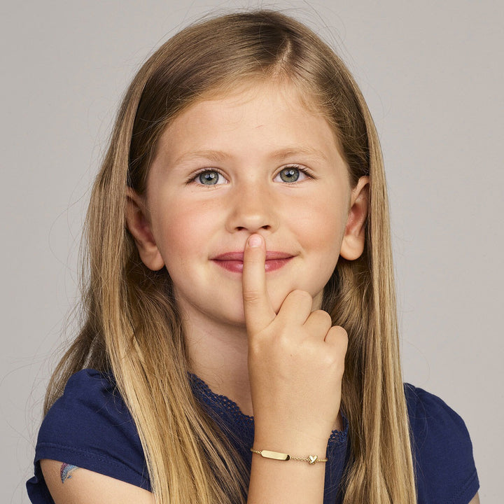 9k Geelgouden kinder graveerarmband met vlinder
