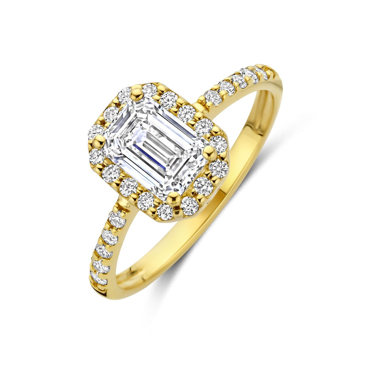 Bague en or jaune 14 carats avec diamant de culture taille émeraude, entourée de petites pierres.
