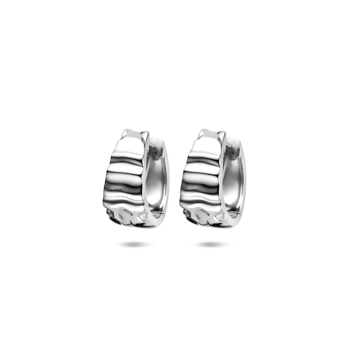 Boucles d'oreilles en argent rhodié avec un design ondulé.
