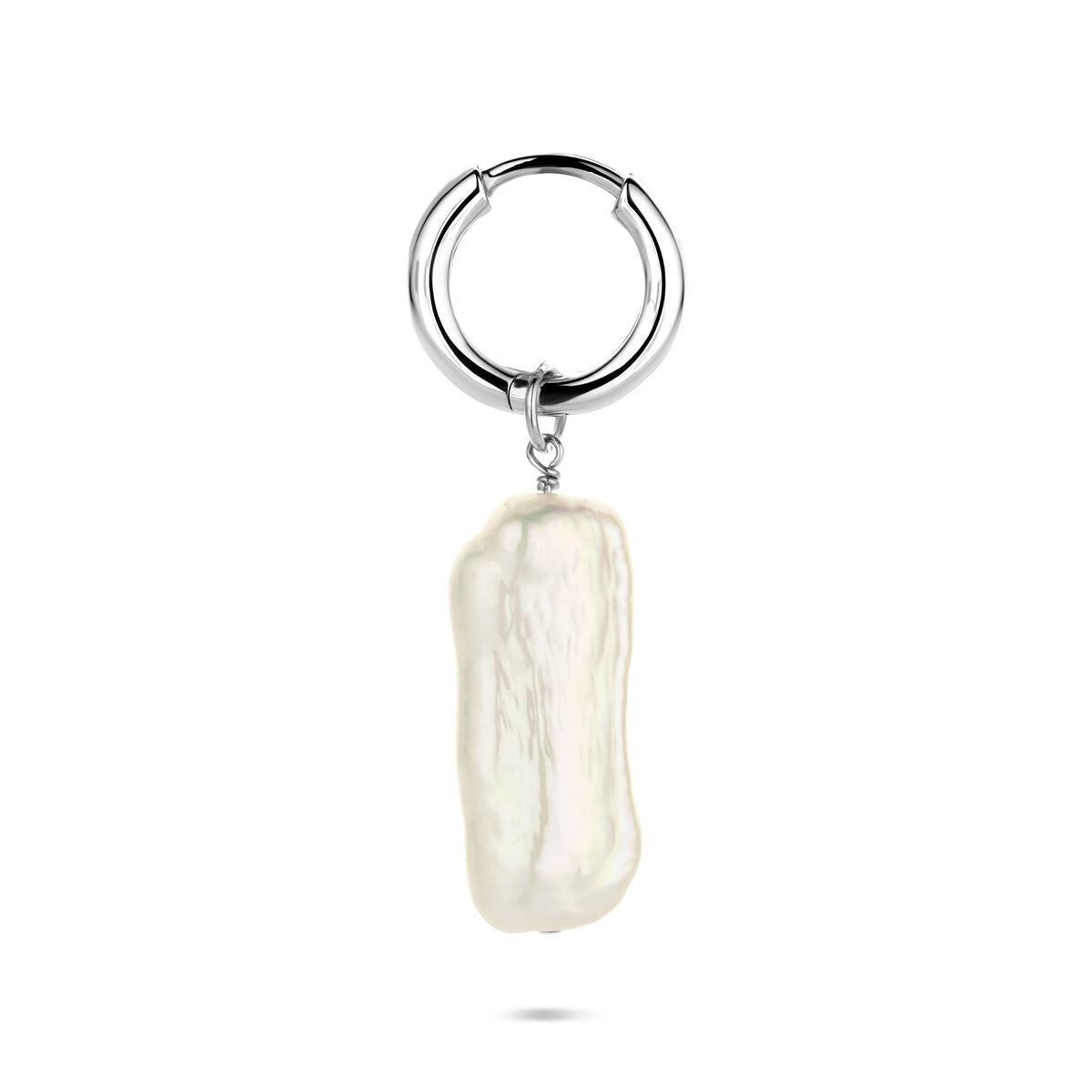 Boucle d'oreille en argent rhodié avec une perle blanche, forme allongée, diamètre de 26 mm.