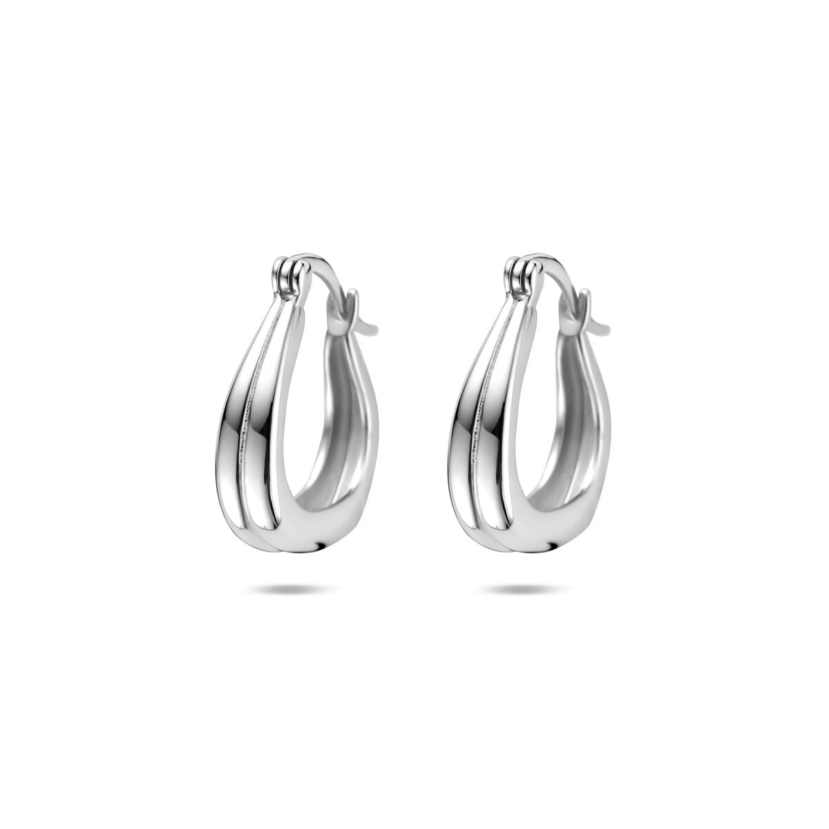 Boucles d'oreilles en argent rhodié 925, de forme ondulée avec des détails striés.