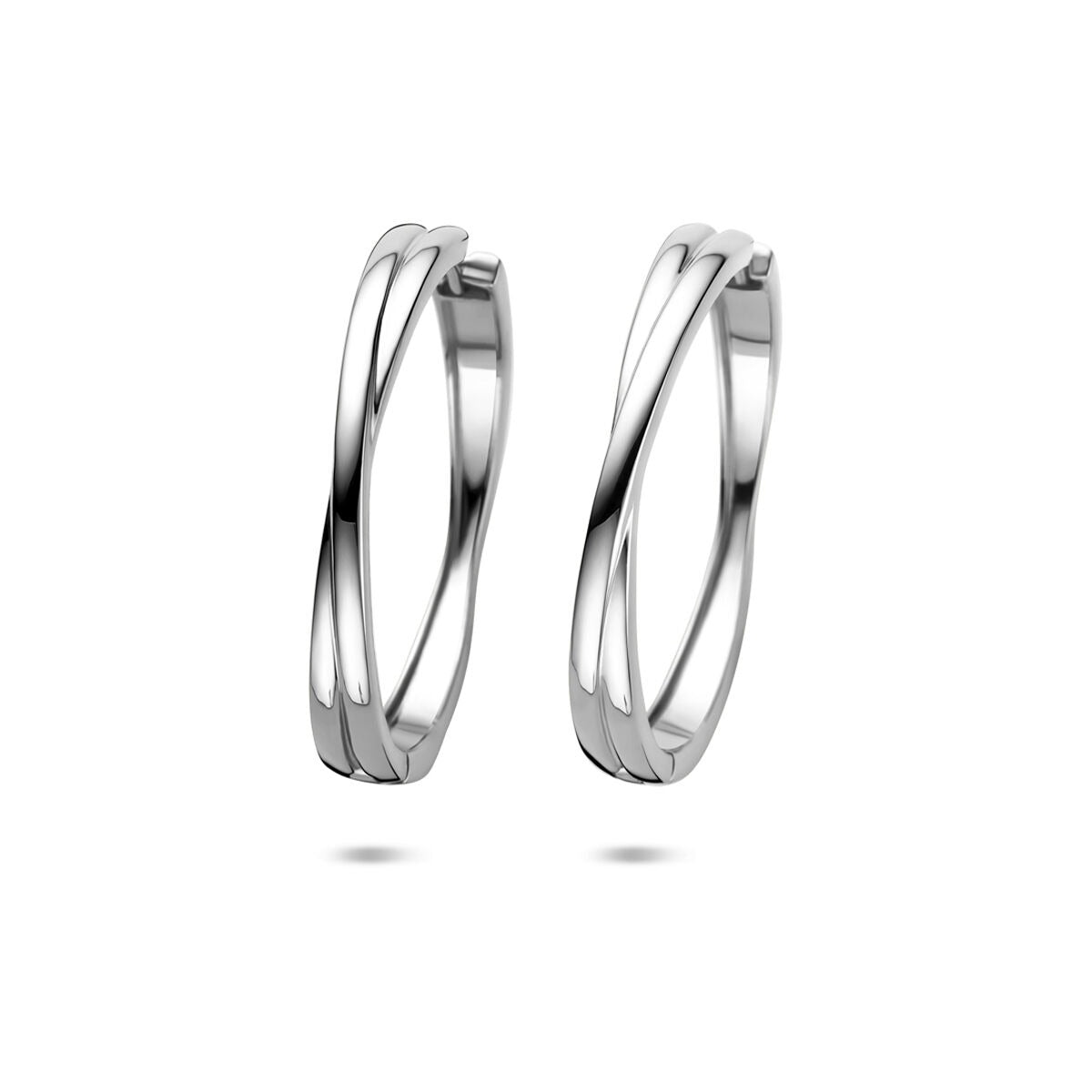 Boucles d'oreilles argentées en forme de croix, mesurant 40 x 5 mm.