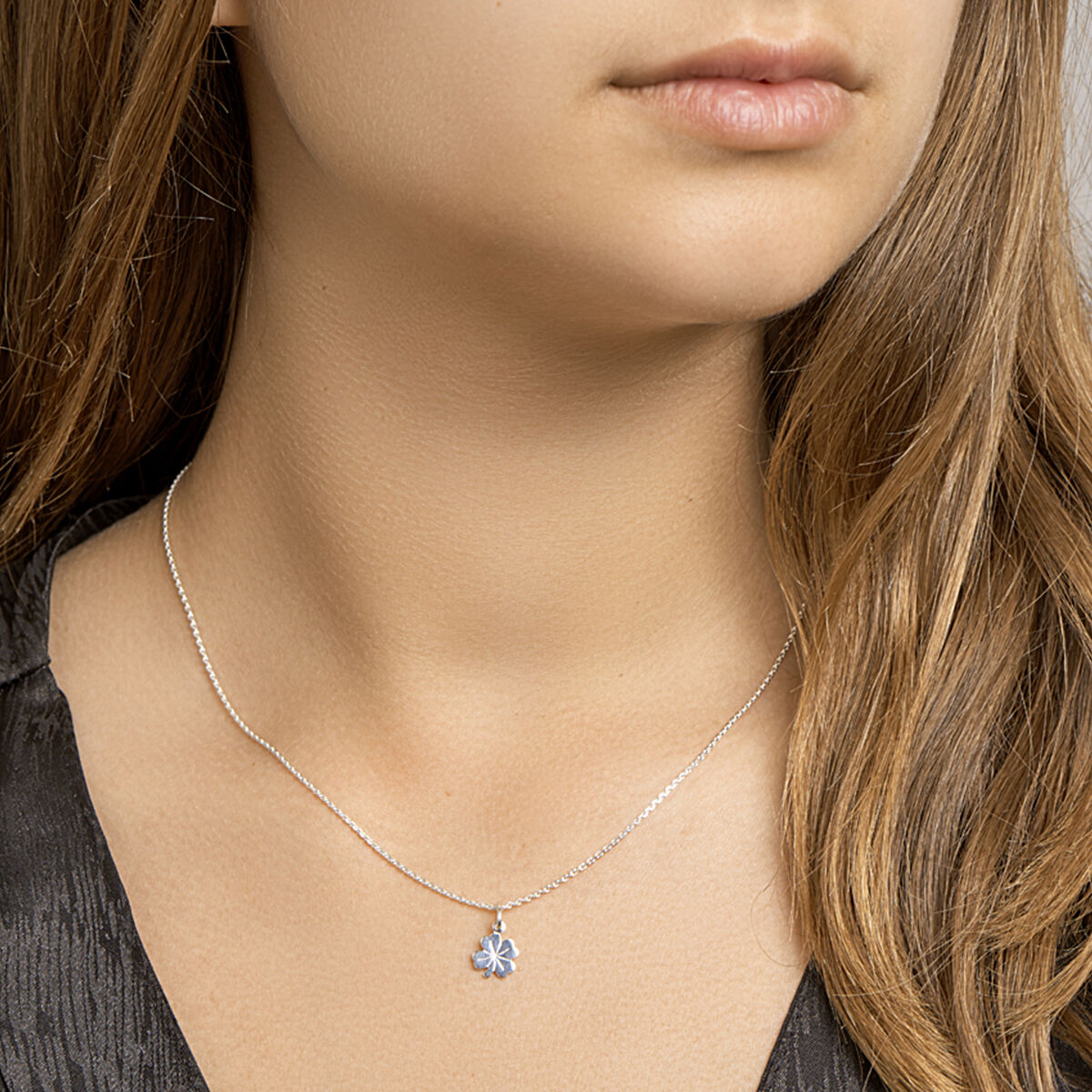 Collier en argent avec trèfle – maille ancre
