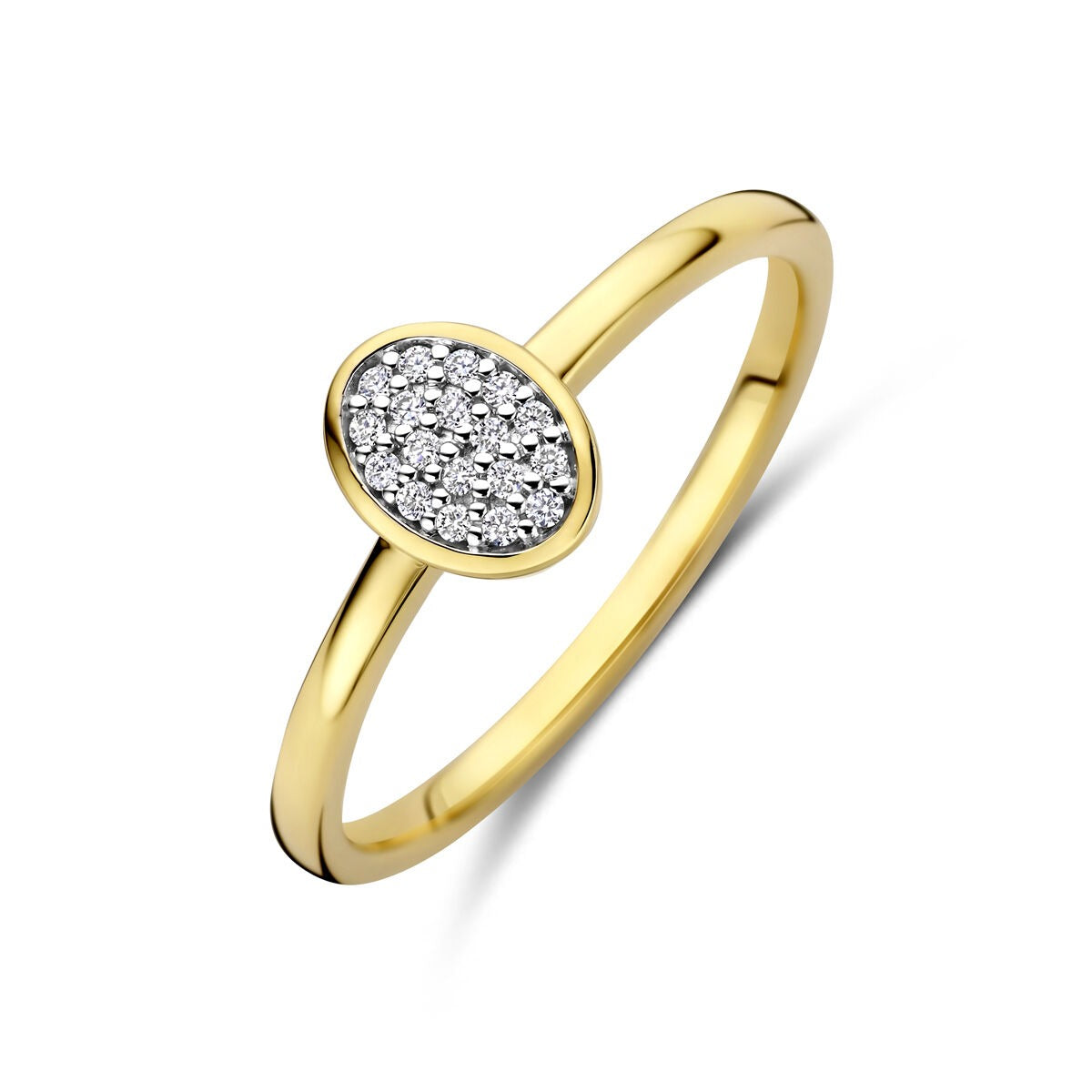 Bague en or jaune 14 carats avec un pavé de diamants en forme ovale.