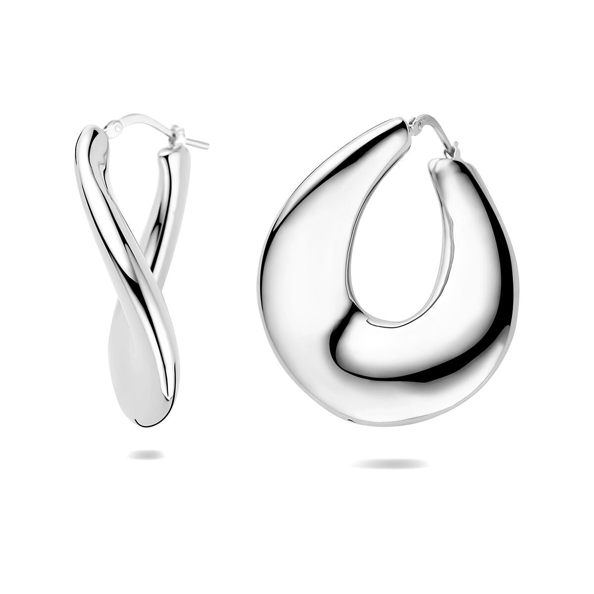 Boucles d'oreilles en argent rhodié, de forme ondulée et brillante.