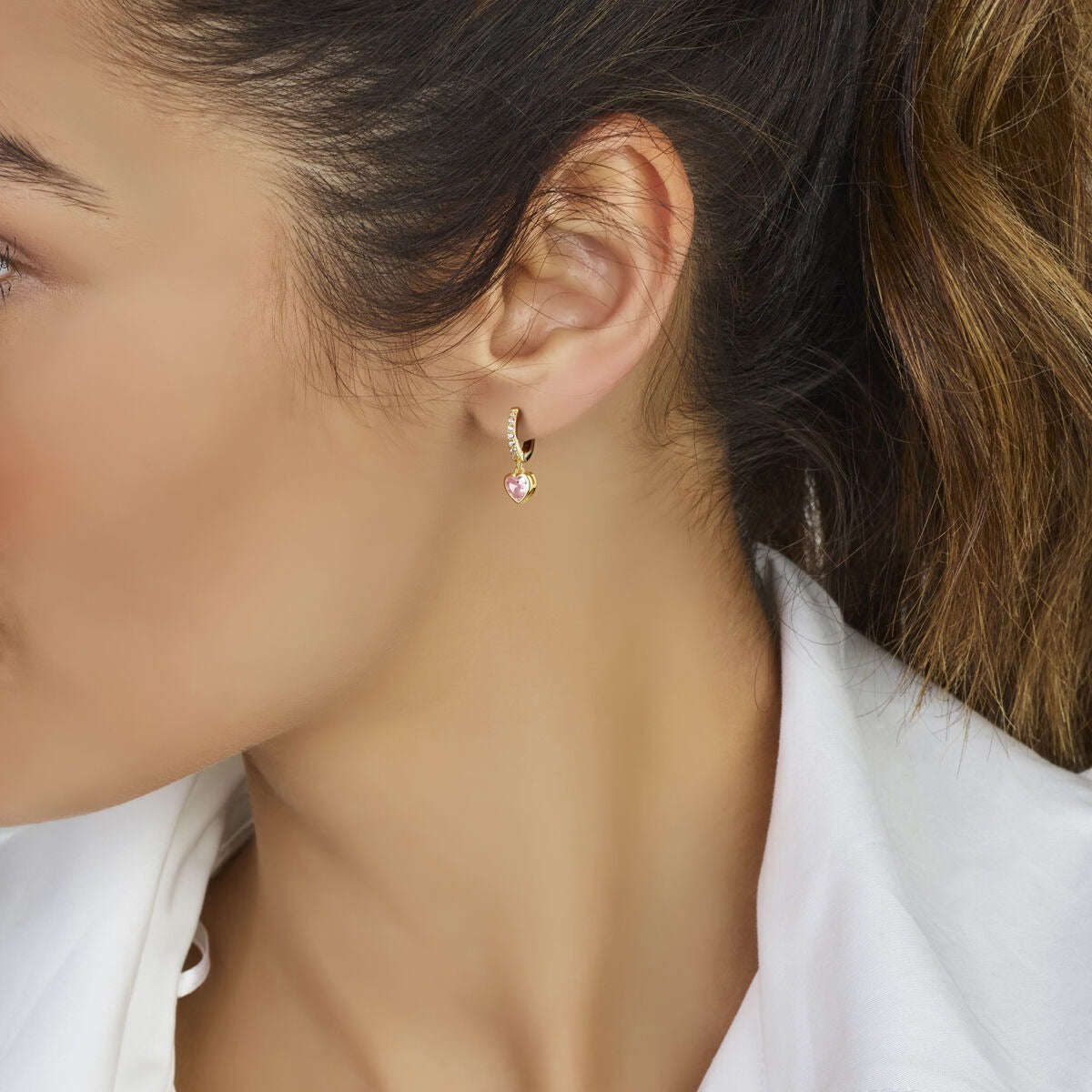 Créoles en argent plaqué or avec zircone rose en forme de cœur et accents blancs