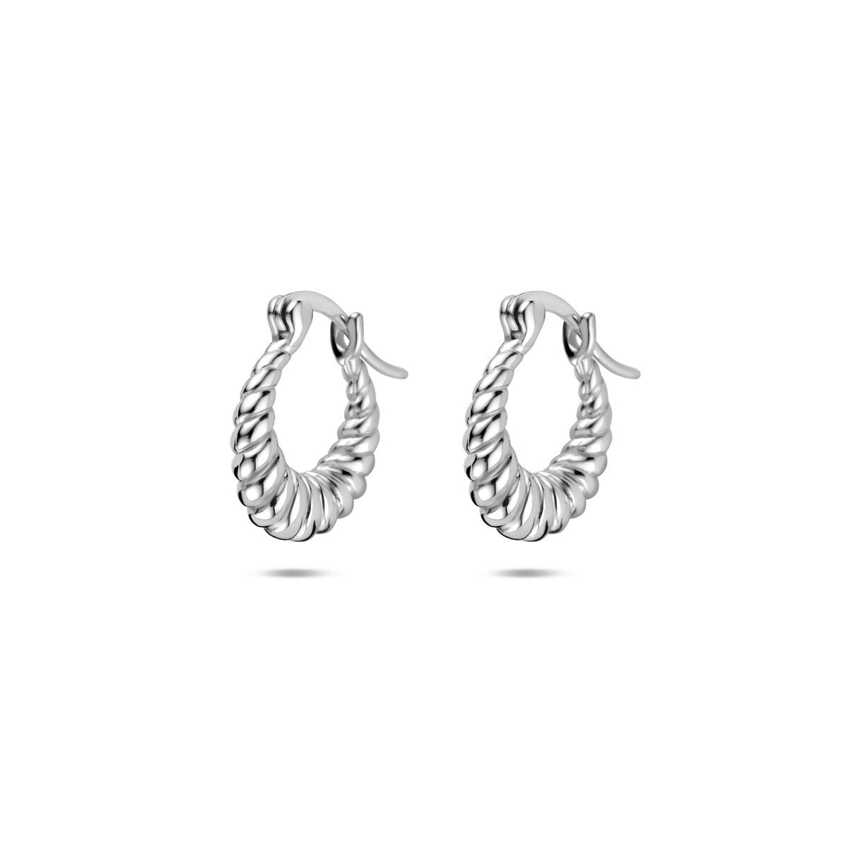 Boucles d'oreilles en argent rhodié, de forme ovale avec un design tressé.