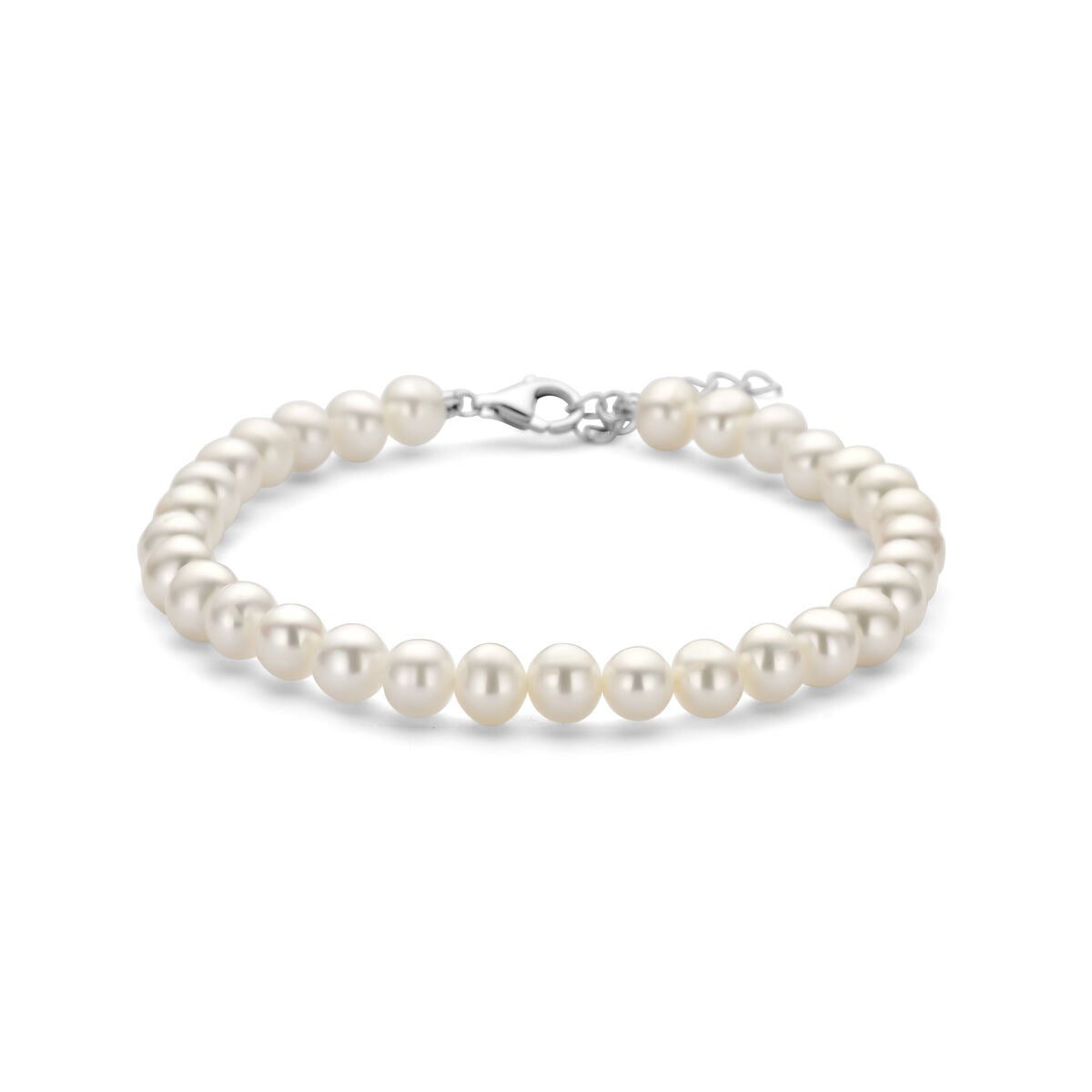 Zilveren armband van gerhodineerd 925 zilver met een rij parels in een ronde vorm.