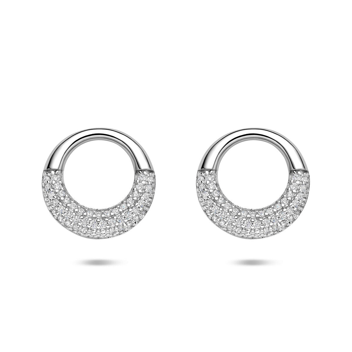 Boucles d'oreilles en argent rhodié avec un pavé de zirconia, en forme de demi-cercle.