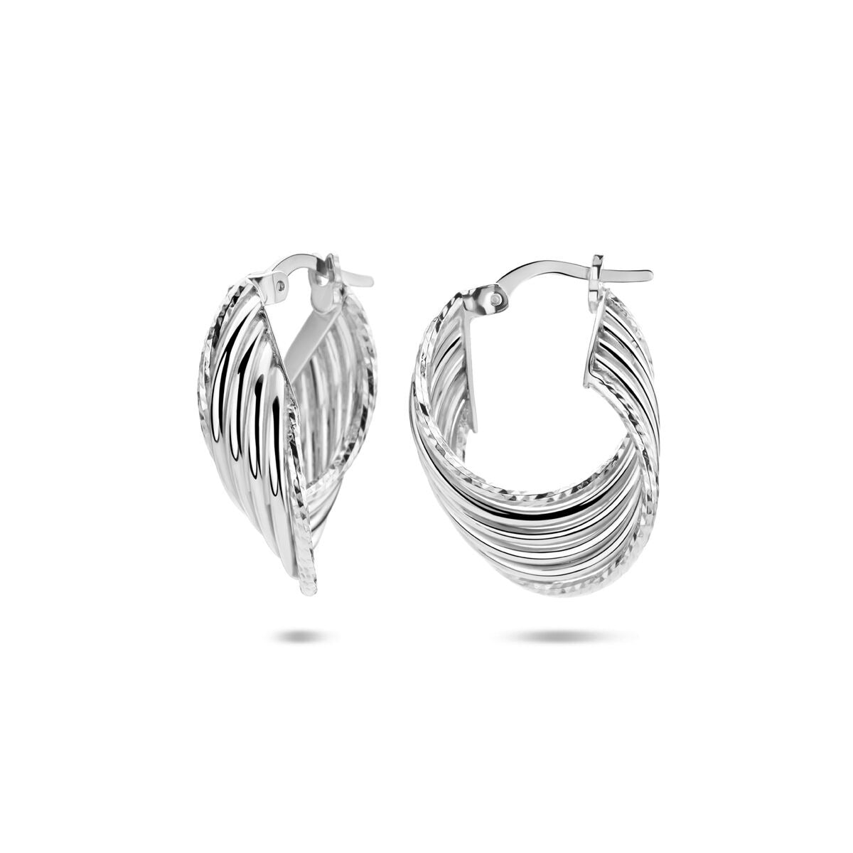 Boucles d'oreilles en argent rhodié, de forme ondulée, mesurant 25 x 7 mm.