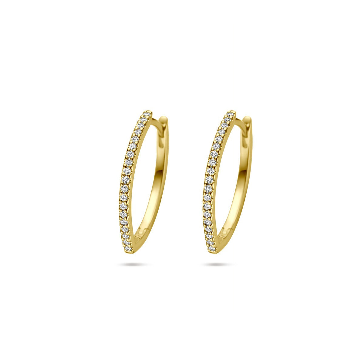 Boucles d'oreilles en or jaune 14 carats avec des diamants, de forme arrondie et délicate.